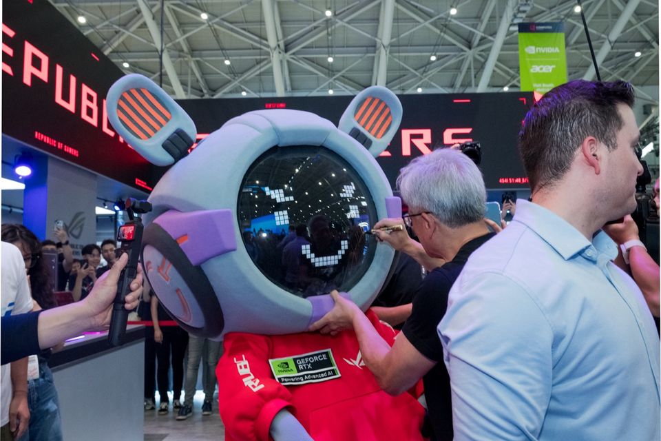 NVIDIA CEO Jensen Huang visits the ROG booth and meets ROG mascot OMNI.